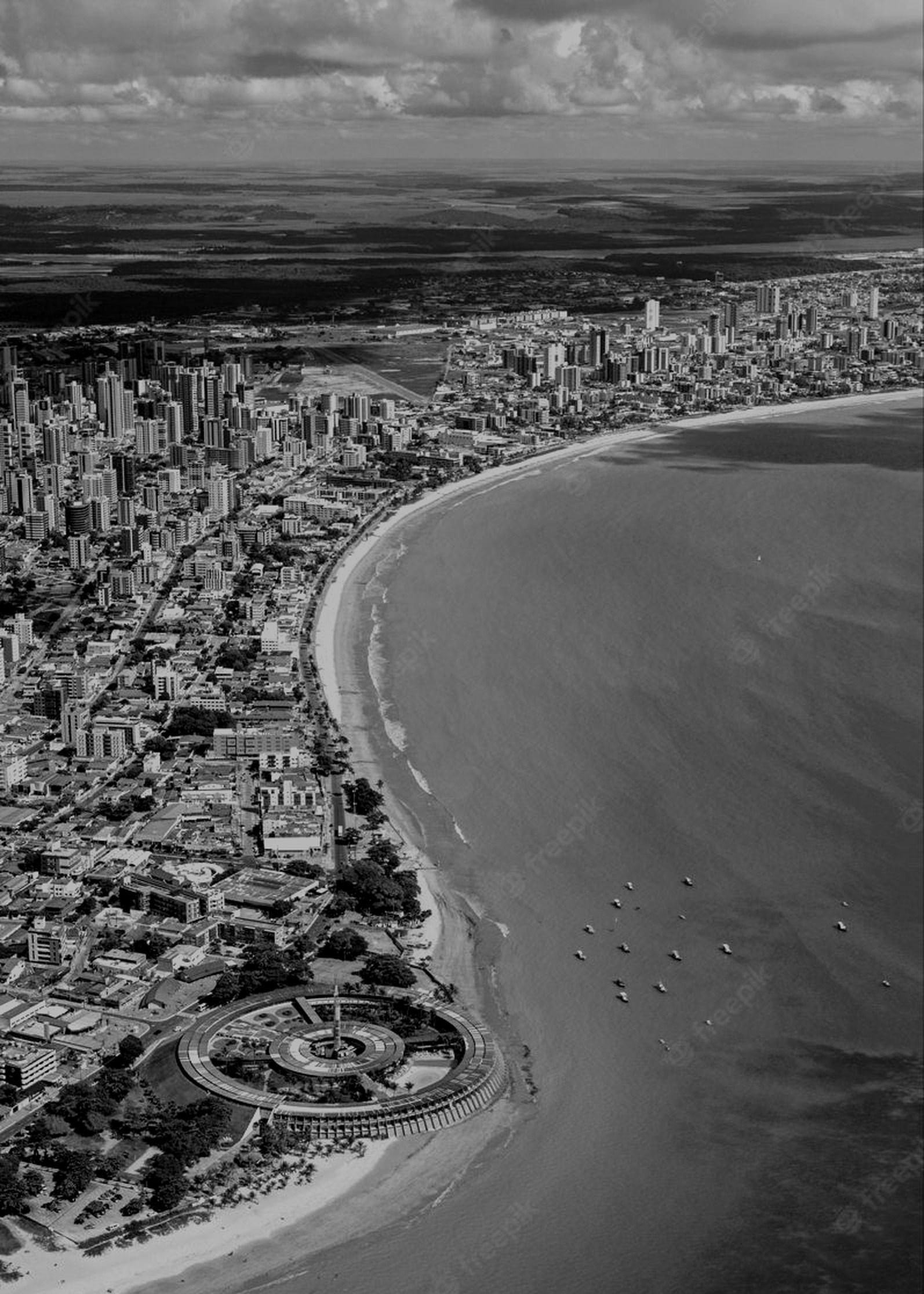 Vista aérea da orla de João Pessoa em duotone azul